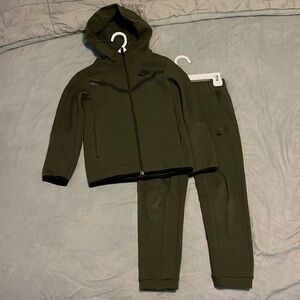 Boys Nike Tech Fleece Sweatsuit Olive/Black